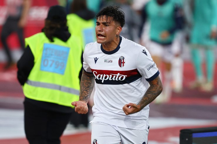 Santiago Castro esulta con la maglia del Bologna
