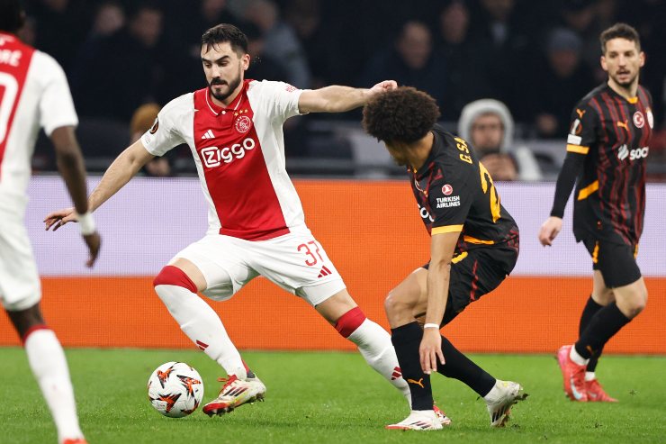 Josip Sutalo in azione con la maglia dell'Ajax