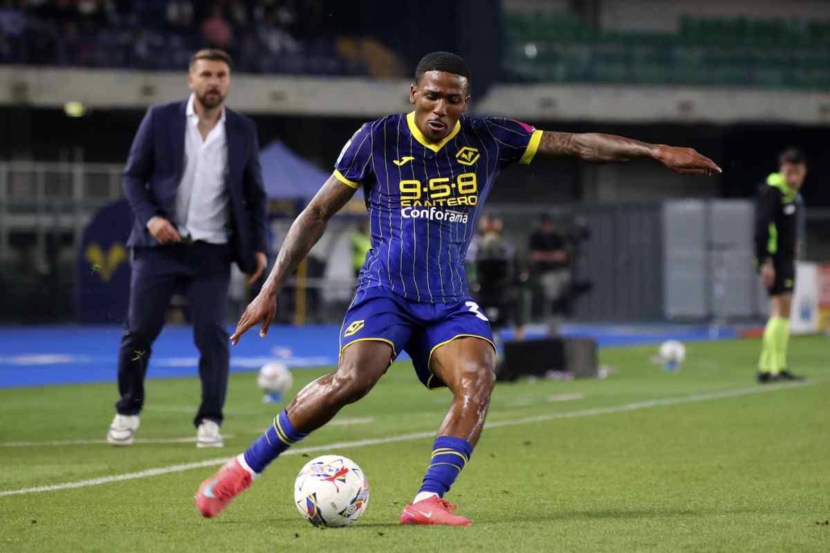 Tchatchoua calcia il pallone