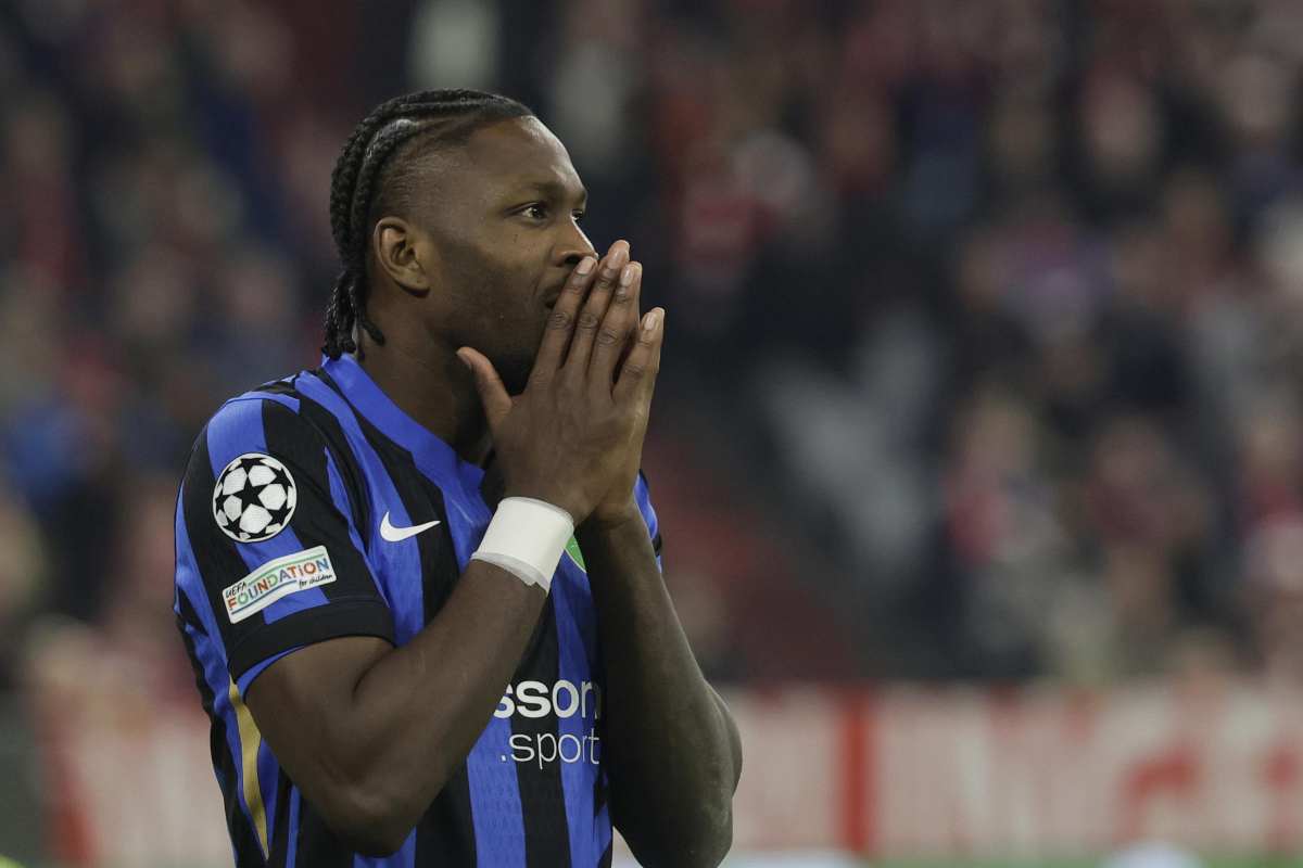 Thuram con le mani sul volto