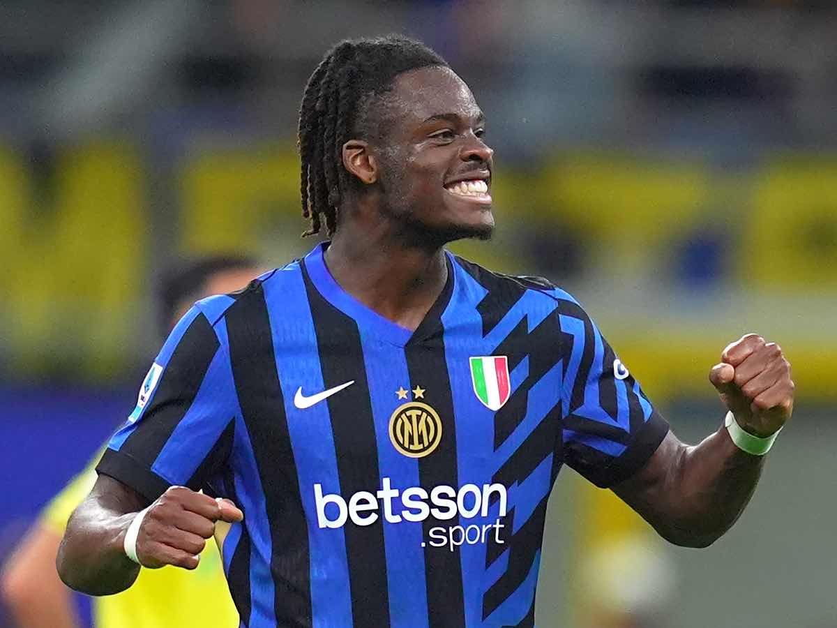 Yann Bisseck esulta con l'Inter