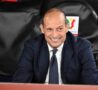 Massimiliano Allegri sorridente in panchina