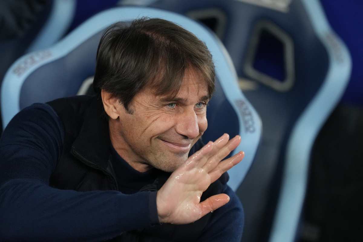 Antonio Conte saluta dalla panchina