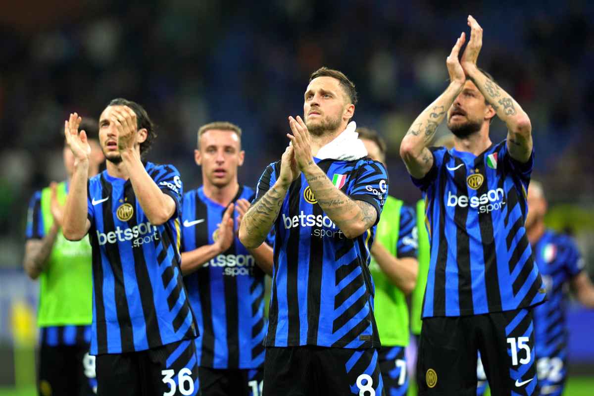 i giocatori dell'Inter salutano il pubblico