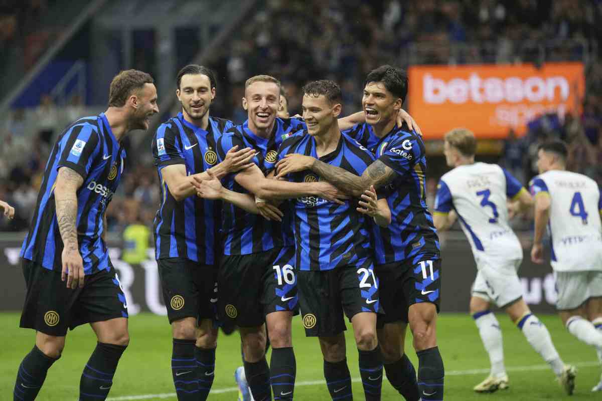 i giocatori dell'Inter si abbracciano