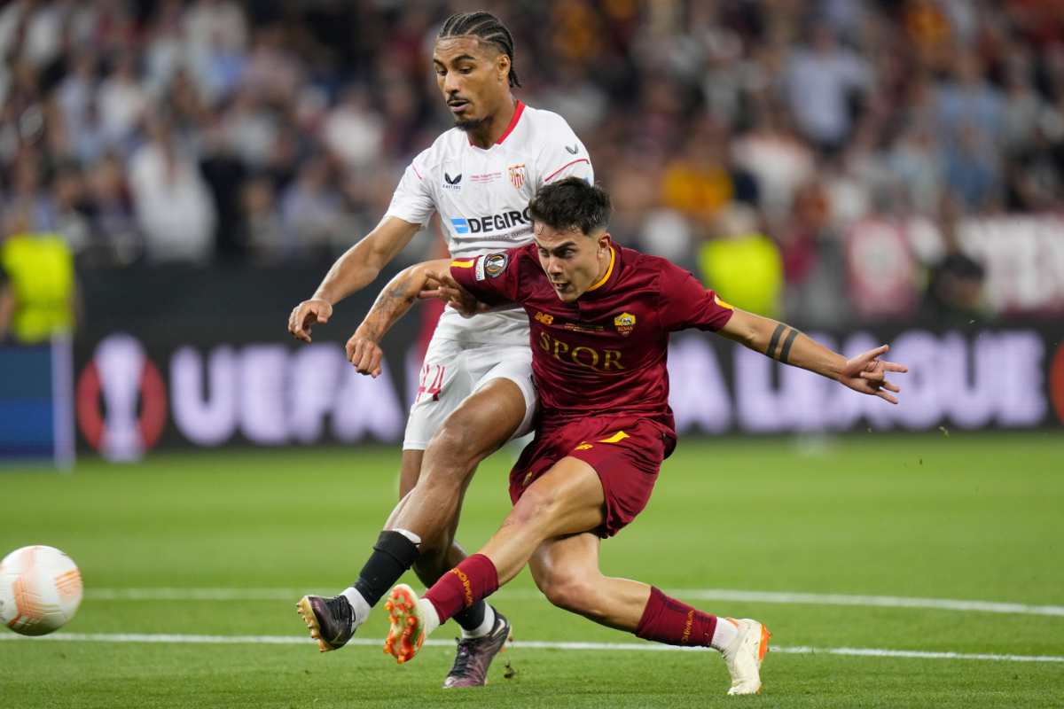 Badé contrasta Dybala in Siviglia-Roma