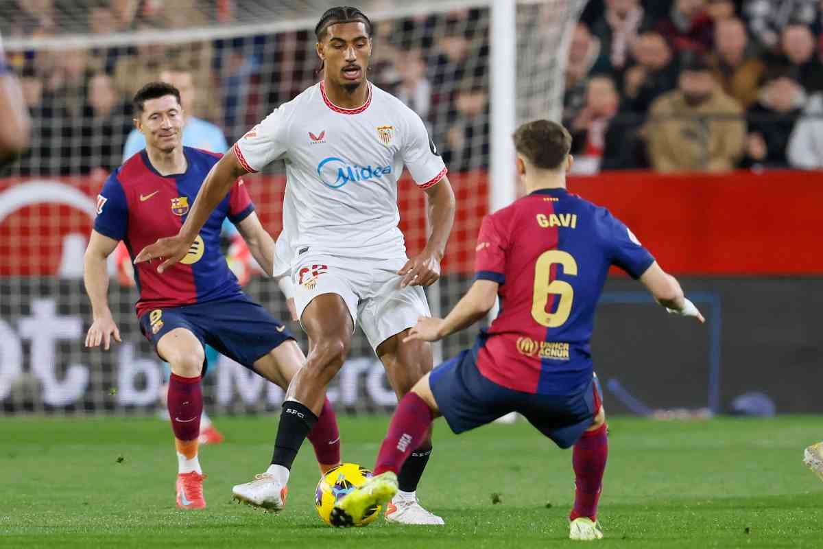 Badé tra due difensori del Barcellona