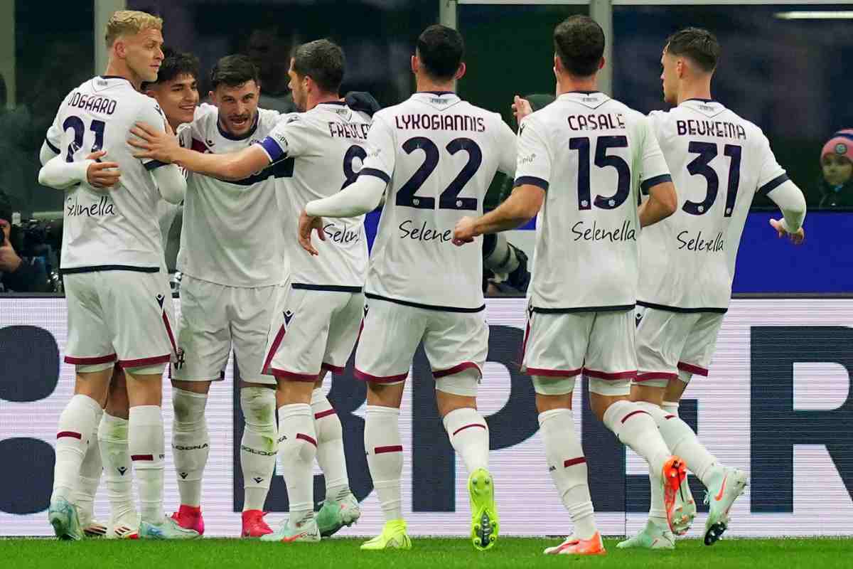 i calciatori del Bologna esultano dopo un gol