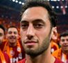 Calhanoglu con dietro i tifosi del Galatasaray