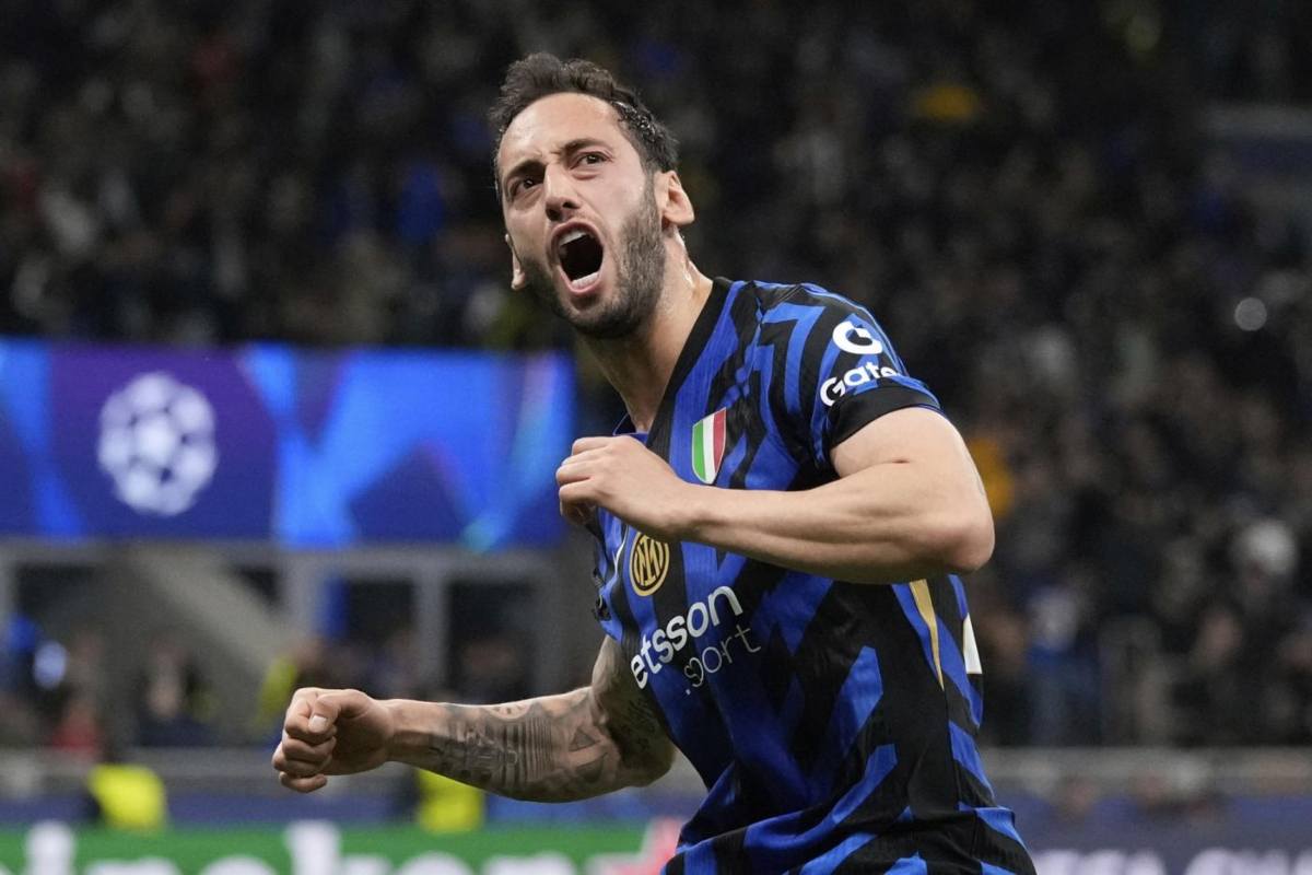 Calhanoglu esulta dopo un gol con l'Inter