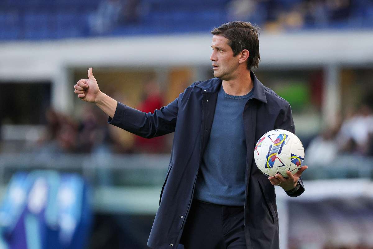 Christian Chivu con un pallone in mano