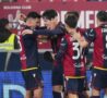 Fabbian abbracciato dai compagni di squadra del Bologna