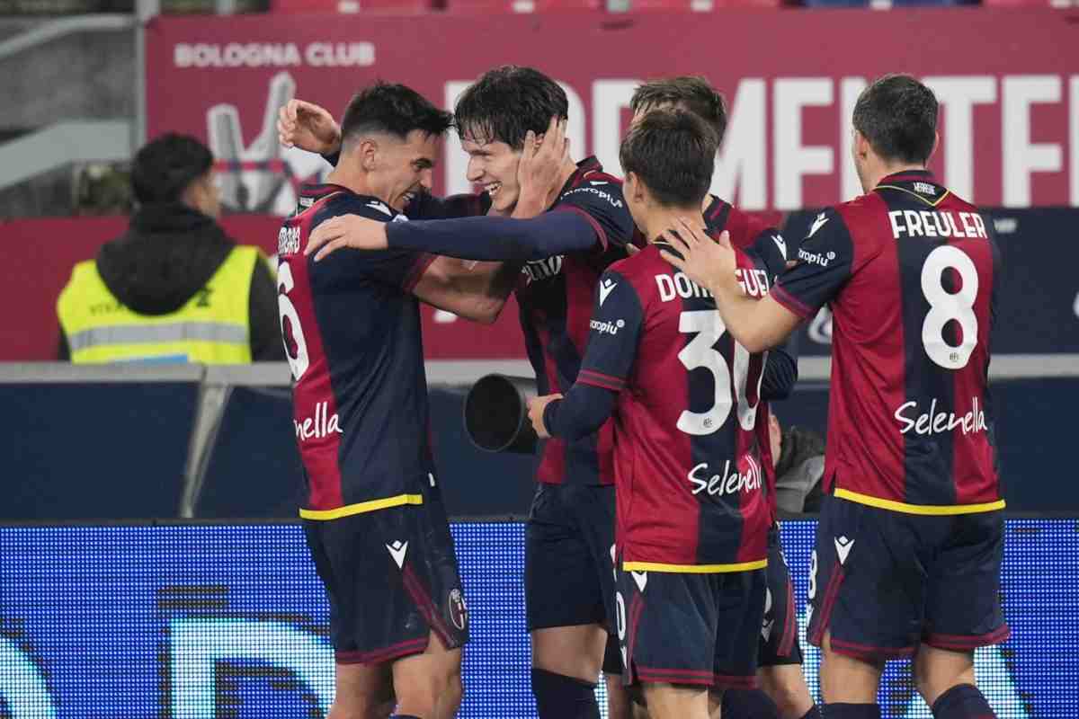 Fabbian abbracciato dai compagni di squadra del Bologna