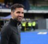 Cesc Fabregas sorridente a bordo campo