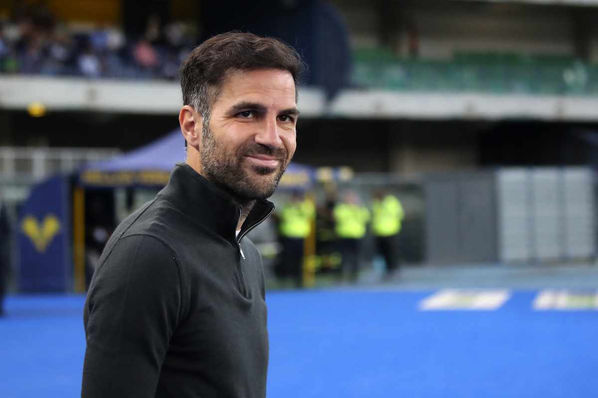 Cesc Fabregas sorridente a bordo campo