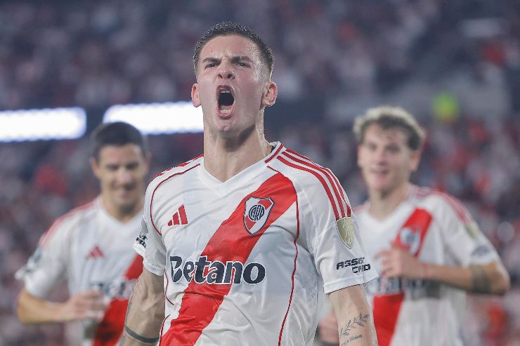 Franco Mastantuono esulta con i compagni del River
