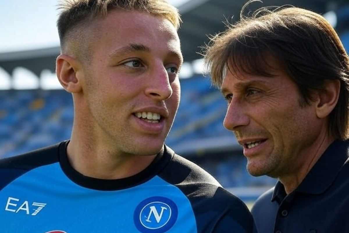 Frattesi con la maglia del Napoli vicino a Conte