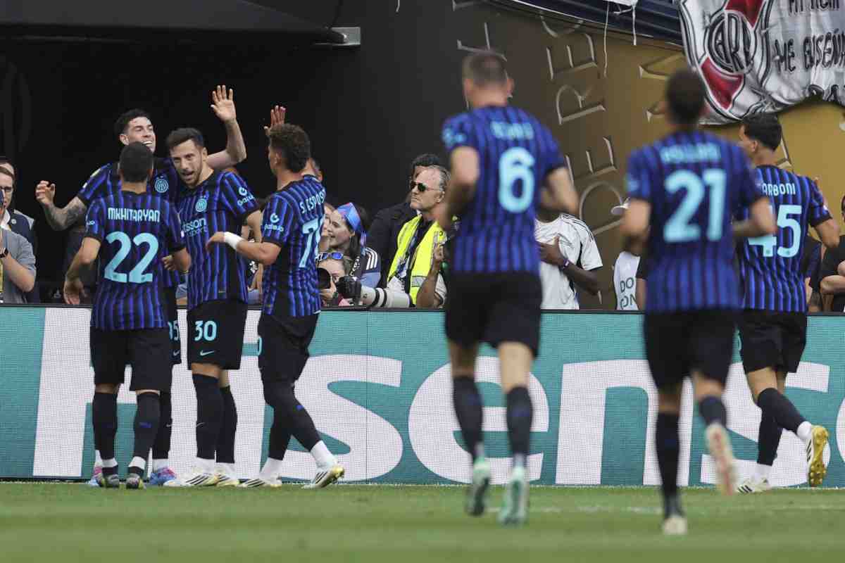 i giocatori dell'Inter esultano dopo il gol