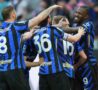 I giocatori dell'Inter si abbracciano