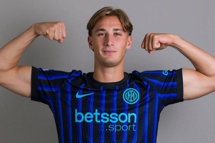 Pio Esposito con la nuova maglia dell'Inter