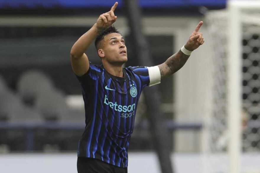 Lautaro Martinez esulta