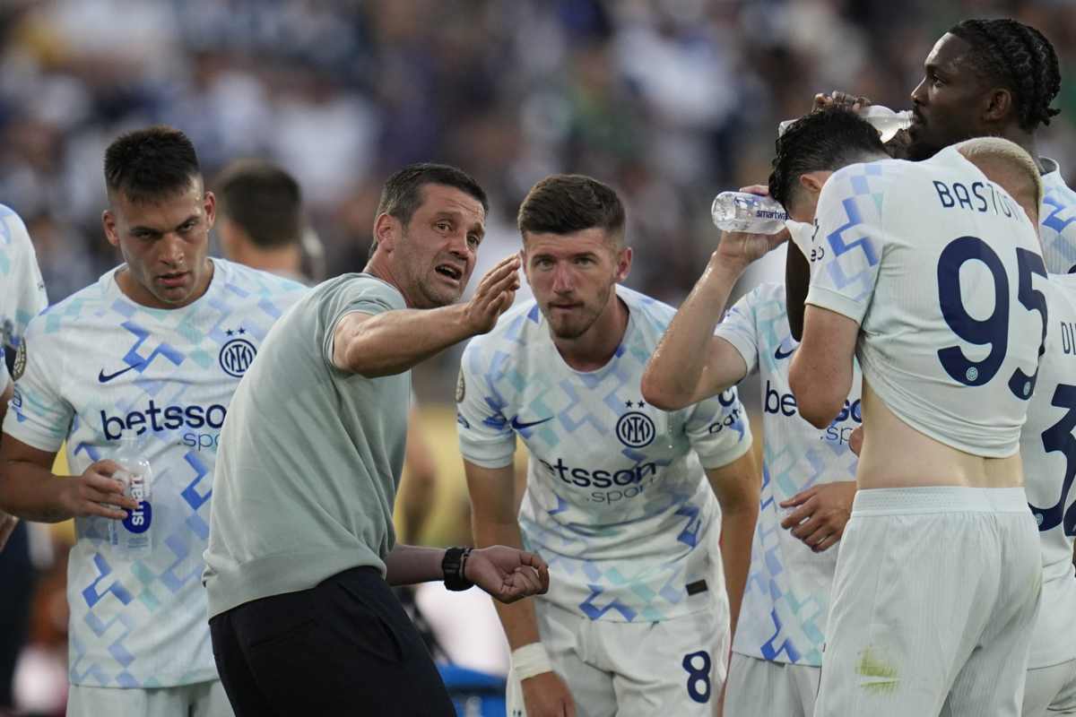 Chivu parla coi suoi giocatori durante Monterrey-Inter