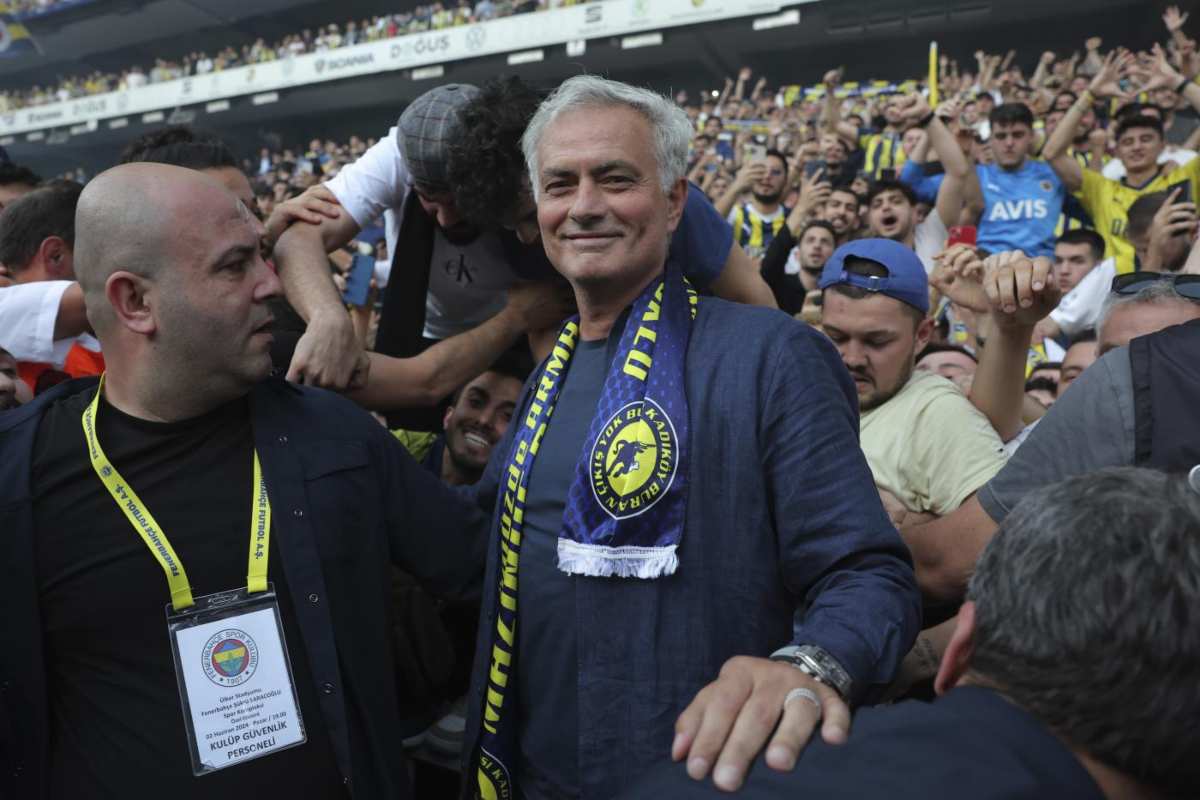Mourinho coi tifosi del Fenerbahce