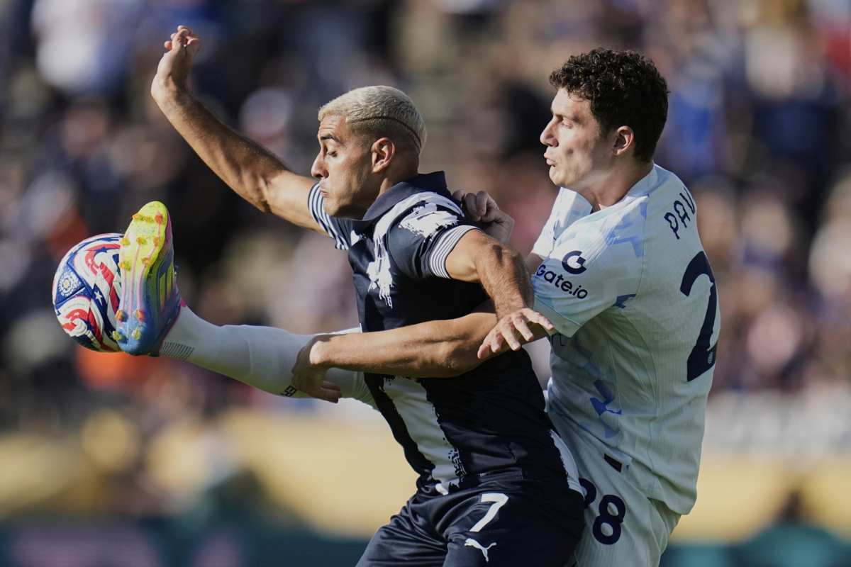 Pavard in azione contro il Monterrey