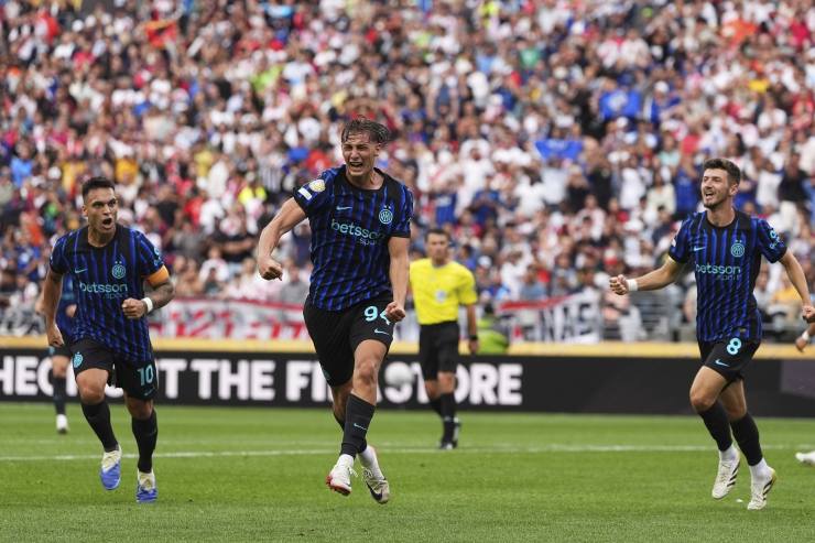 Pio Esposito esulta dopo il gol al River