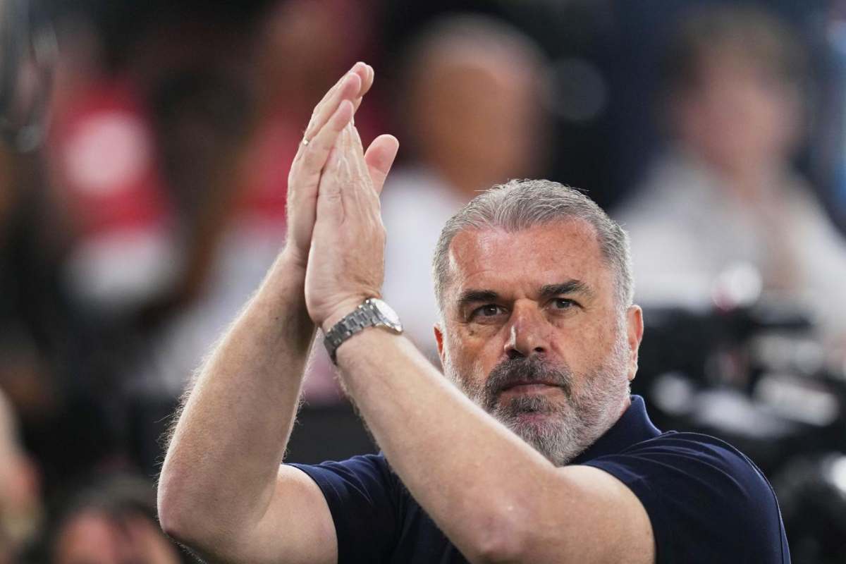Ange Postecoglou applaude al pubblico