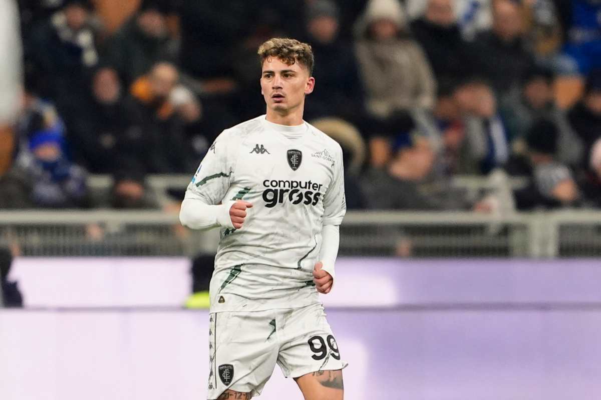Sebastiano Esposito con la maglia bianca dell'Empoli