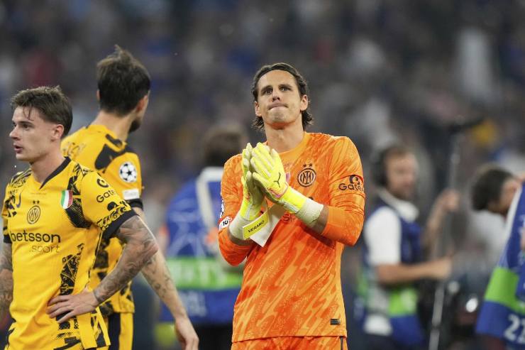Yann Sommer saluta i tifosi