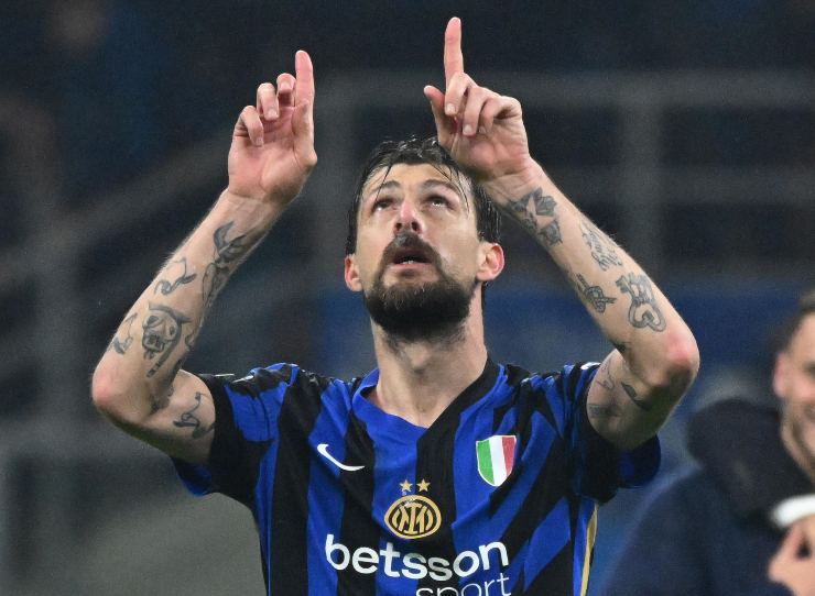Francesco Acerbi esulta ringraziando Dio