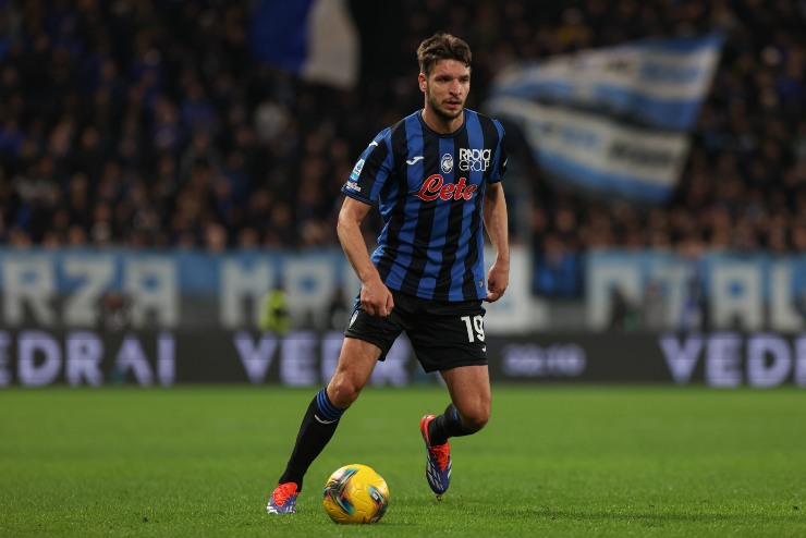 Berat Djimsiti in azione con la maglia dell'Atalanta