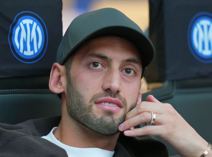 Calhanoglu seduto in panchina