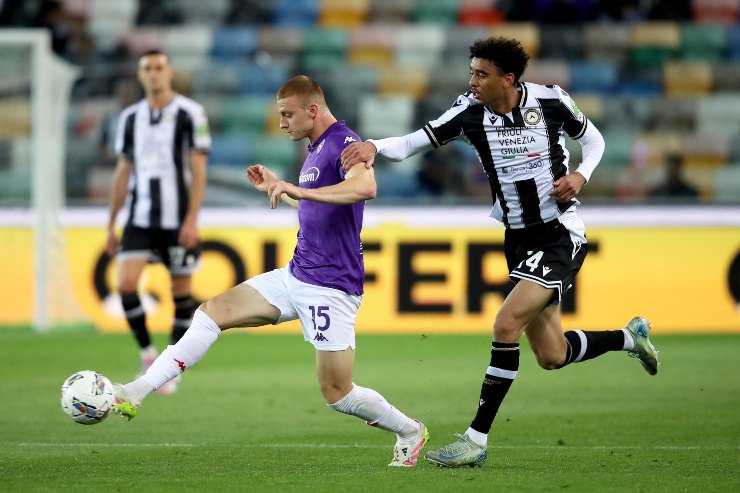 Pietro Comuzzo in azione con la maglia della Fiorentina