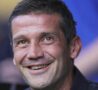 Cristian Chivu sorridente in panchina