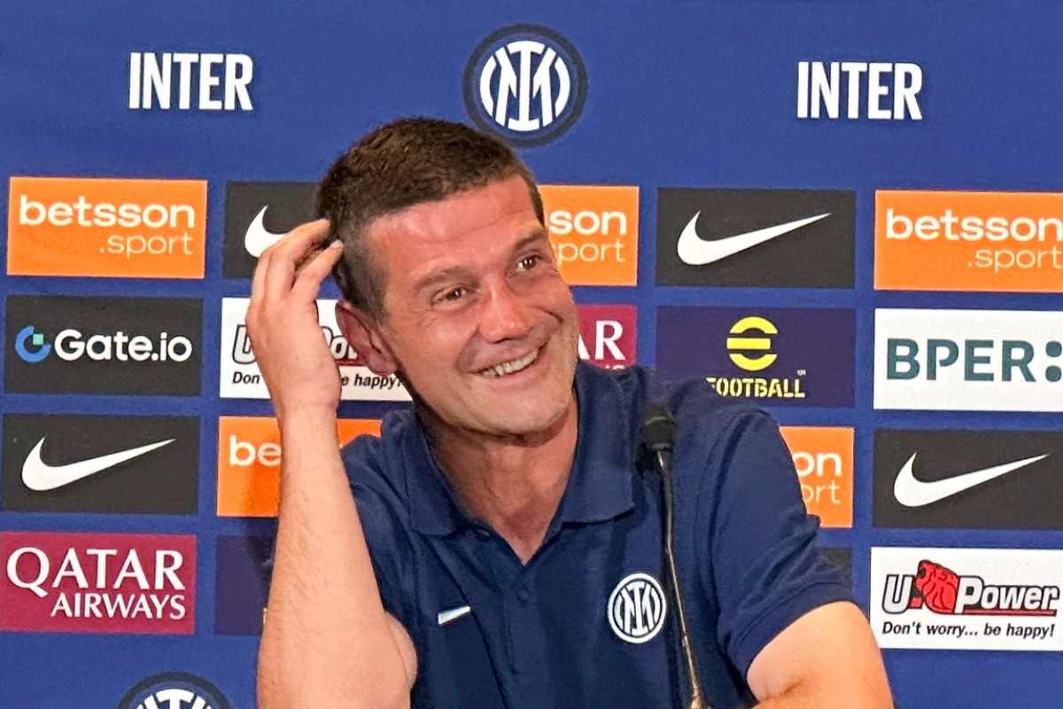 Cristian Chivu sorridente in conferenza stampa