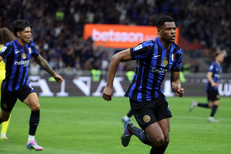 Dumfries pronto ad esultare dopo il gol