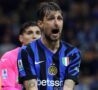 Francesco Acerbi si lamenta con l'arbitro