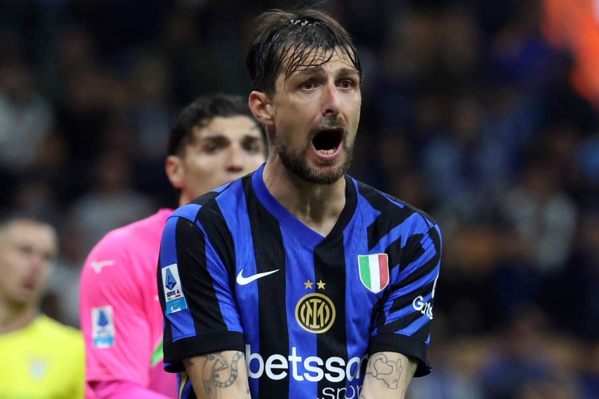 Francesco Acerbi si lamenta con l'arbitro