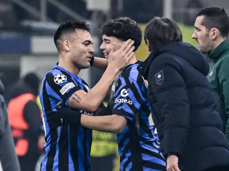 Giacomo De Pieri abbracciato da Lautaro Martinez