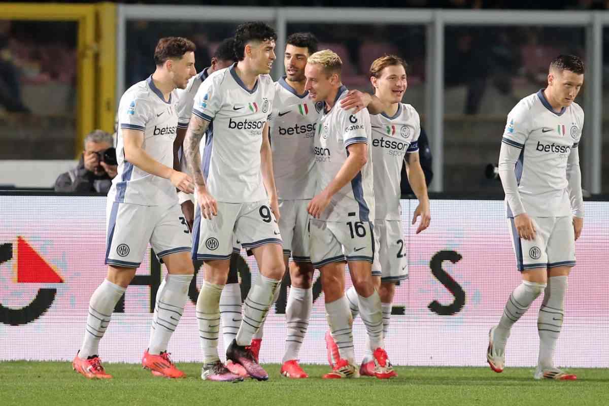 Giocatori dell'Inter esultano dopo un gol