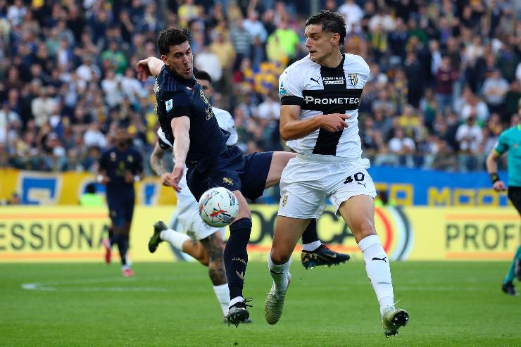 Giovanni Leoni su azione contro la Juve