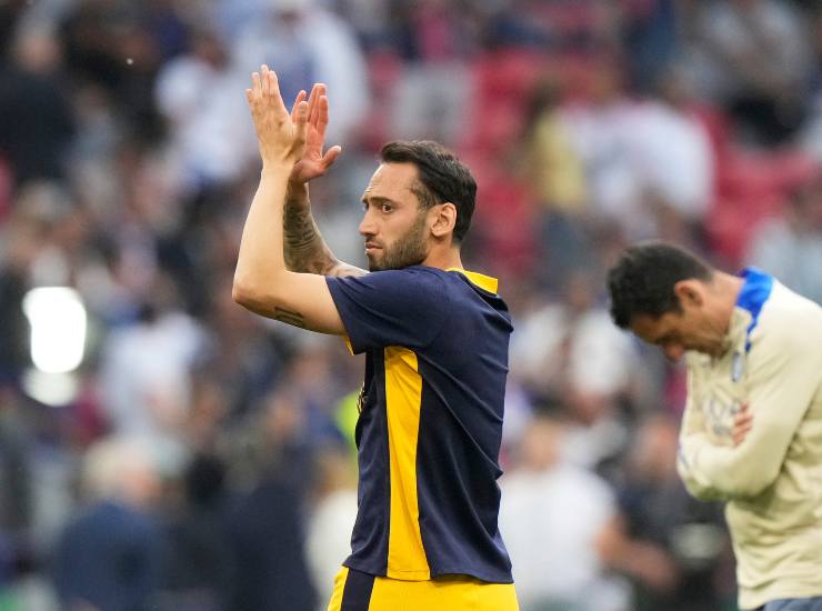 Calhanoglu applaude il pubblico