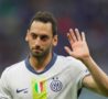 Hakan Calhanoglu saluta