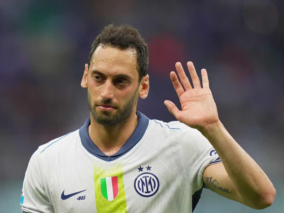 Hakan Calhanoglu saluta