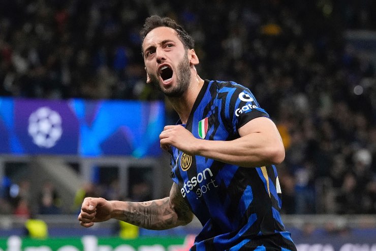 Calhanoglu esulta dopo un gol 