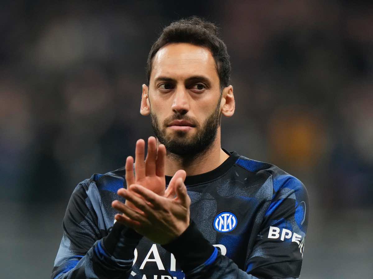 Hakan Calhanoglu applaude