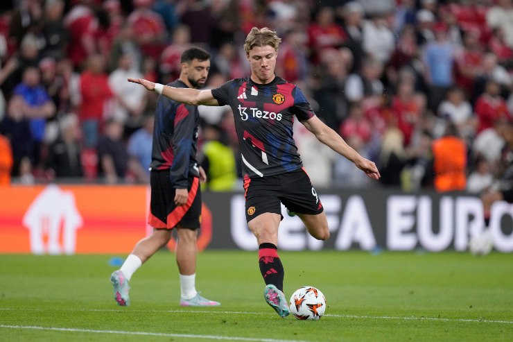 Rasmus Hojlund in azione con la maglia del Manchester United